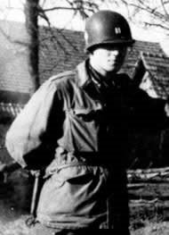 Dick_Winters_v_Hochstett,_blizko_Hagenau,_1945